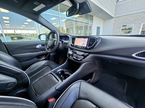 Used 2025 Chrysler Pacifica Limited FWD image 43