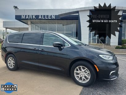 Used 2025 Chrysler Pacifica Select