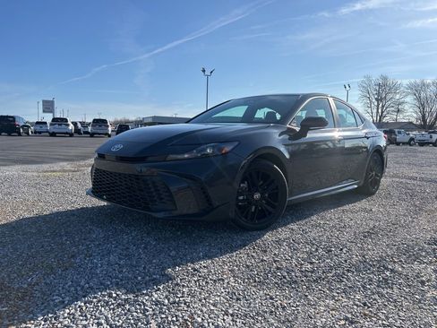 Used 2025 Toyota Camry SE image 10