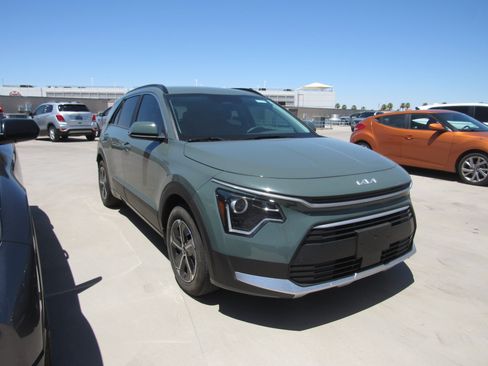 Used 2025 Kia Niro EX FWD image 2