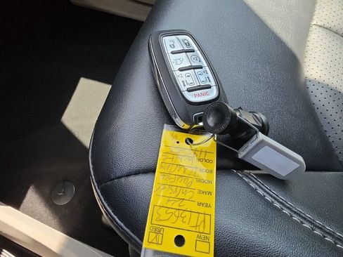 Used 2024 Chrysler Pacifica Touring-L FWD image 12