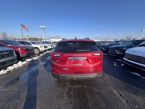 Used 2023 GMC Terrain SLE w/ Driver Convenience Package image 4