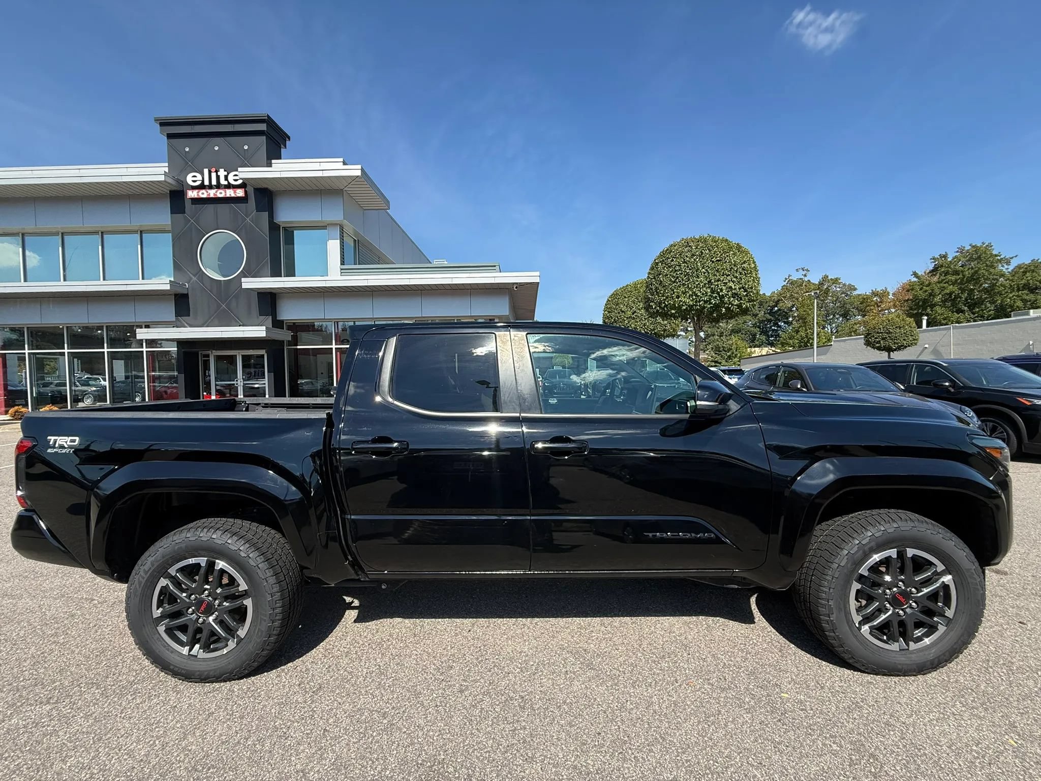 Used 2024 Toyota Tacoma TRD Sport w/ TRD Sport Upgrade Package AWD/4WD image 8