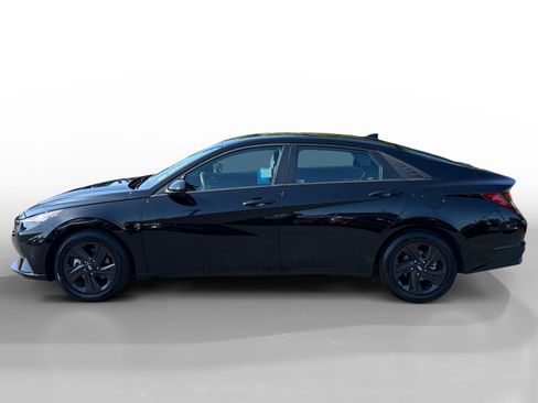 Used 2022 Hyundai Elantra SEL w/ Preferred Accessory Package FWD image 2