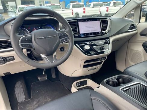 Used 2024 Chrysler Pacifica Touring-L FWD image 12