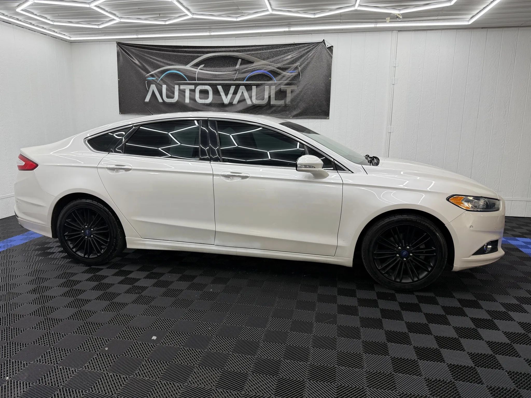 Used 2015 Ford Fusion SE w/ Equipment Group 202A FWD image 2
