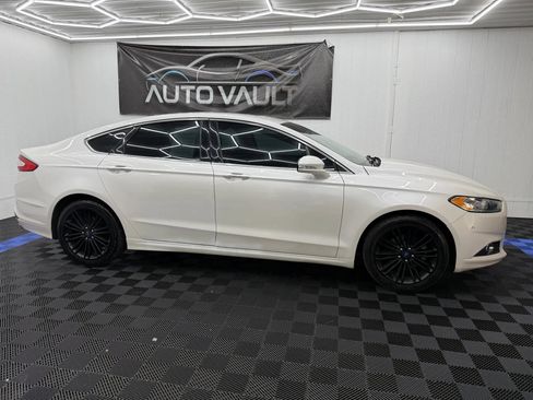 Used 2015 Ford Fusion SE w/ Equipment Group 202A FWD image 2