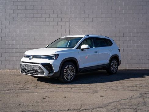 New 2026 Volkswagen Taos SE image 1