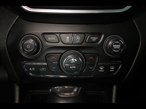 Used 2022 Jeep Cherokee Latitude Lux w/ Sun & Sound Group image 25