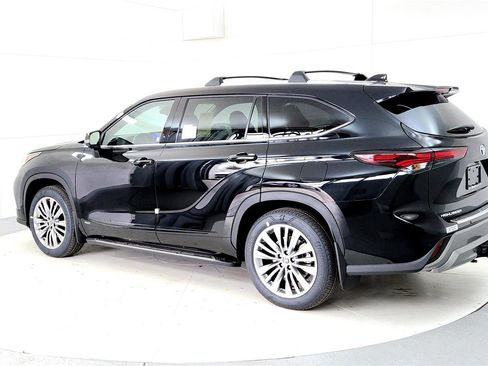 New 2026 Toyota Highlander Platinum image 4