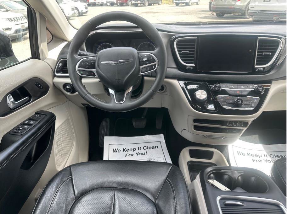 Used 2022 Chrysler Pacifica Touring-L FWD image 11