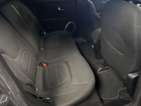 Used 2018 Jeep Renegade Latitude FWD image 13