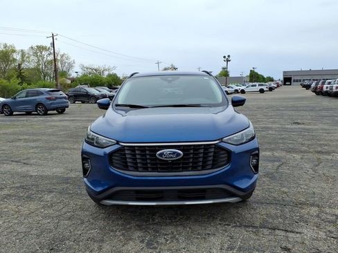 Used 2023 Ford Escape Platinum w/ Class II Trailer Tow Package AWD/4WD image 2