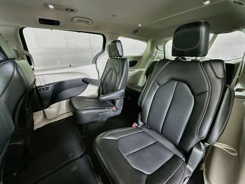 Used 2024 Chrysler Pacifica Touring-L FWD image 26