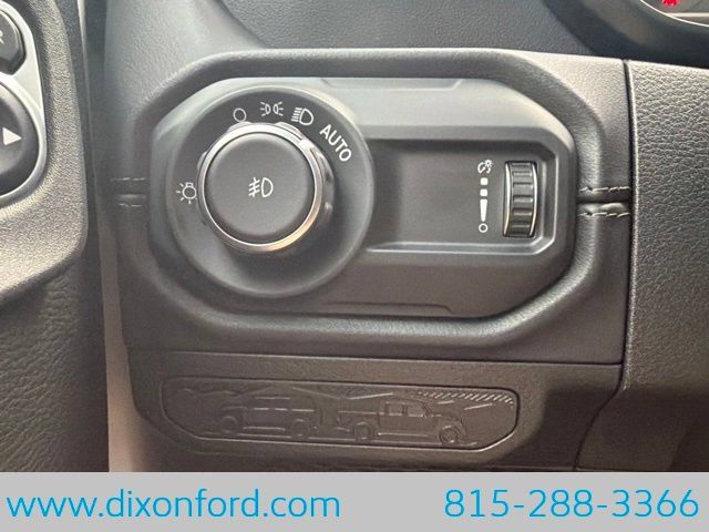 Used 2025 Jeep Wrangler Unlimited Sahara AWD/4WD image 19