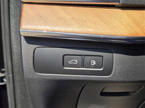 Certified 2025 Volvo XC90 T8 Plus w/ Protection Package Premier image 25