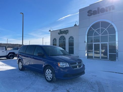 Used 2018 Dodge Grand Caravan SE w/ UConnect Hands-Free Group image 2