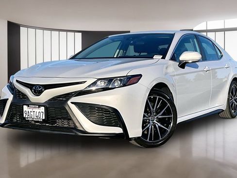 Used 2022 Toyota Camry SE FWD image 1