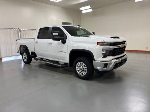 Used 2025 Chevrolet Silverado 2500 LT w/ Convenience Package AWD/4WD image 2