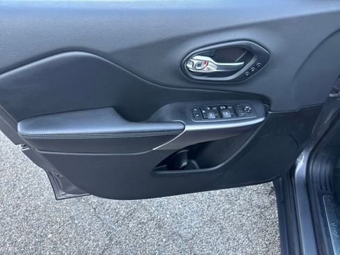 Used 2019 Jeep Cherokee Limited image 6