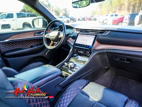 Used 2022 Jeep Grand Cherokee L Summit w/ Luxury Tech Group V image 17