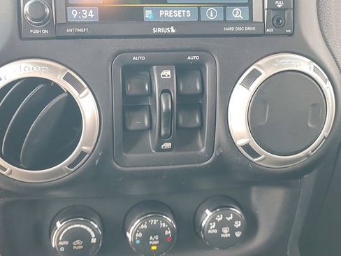 Used 2016 Jeep Wrangler Unlimited Sahara w/ Connectivity Group AWD/4WD image 15