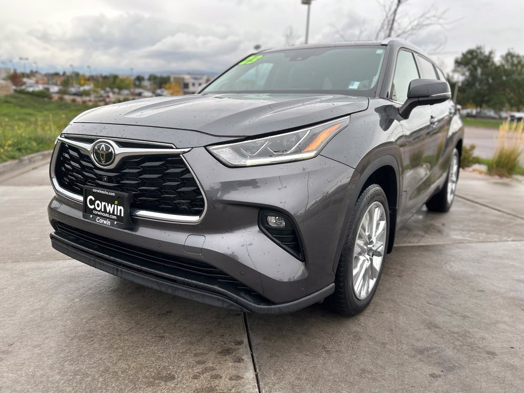 Used 2023 Toyota Highlander Limited AWD/4WD image 3