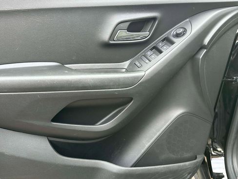 Used 2022 Chevrolet Trax LS w/ Tint and Cruise Package image 17