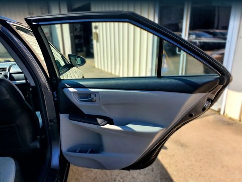 Used 2017 Toyota Camry SE w/ Moonroof Package FWD image 25