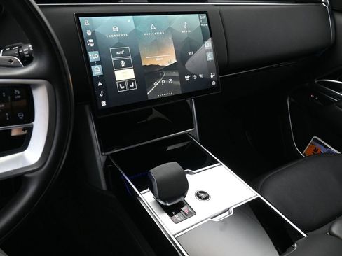 Used 2024 Land Rover Range Rover Long Wheelbase SE image 8