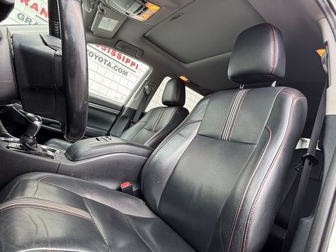 Used 2019 Toyota Highlander SE w/ Nightshade Edition FWD image 10
