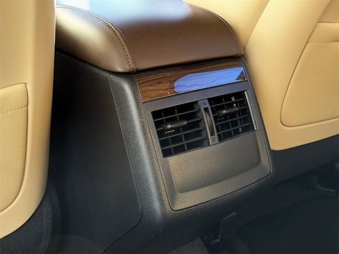 Used 2013 Toyota Avalon Limited image 36