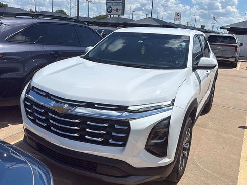 Used 2025 Chevrolet Equinox LT FWD image 2