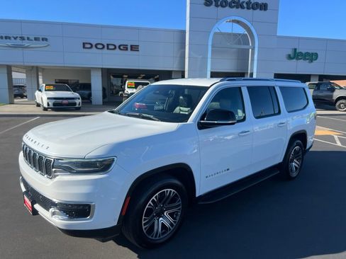 Used 2024 Jeep Wagoneer L Series II RWD image 3