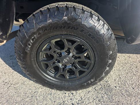 Used 2022 Toyota Tacoma SR5 w/ Technology Package image 18