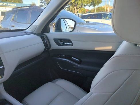 Used 2023 Nissan Pathfinder SL w/ SL Premium Package image 17