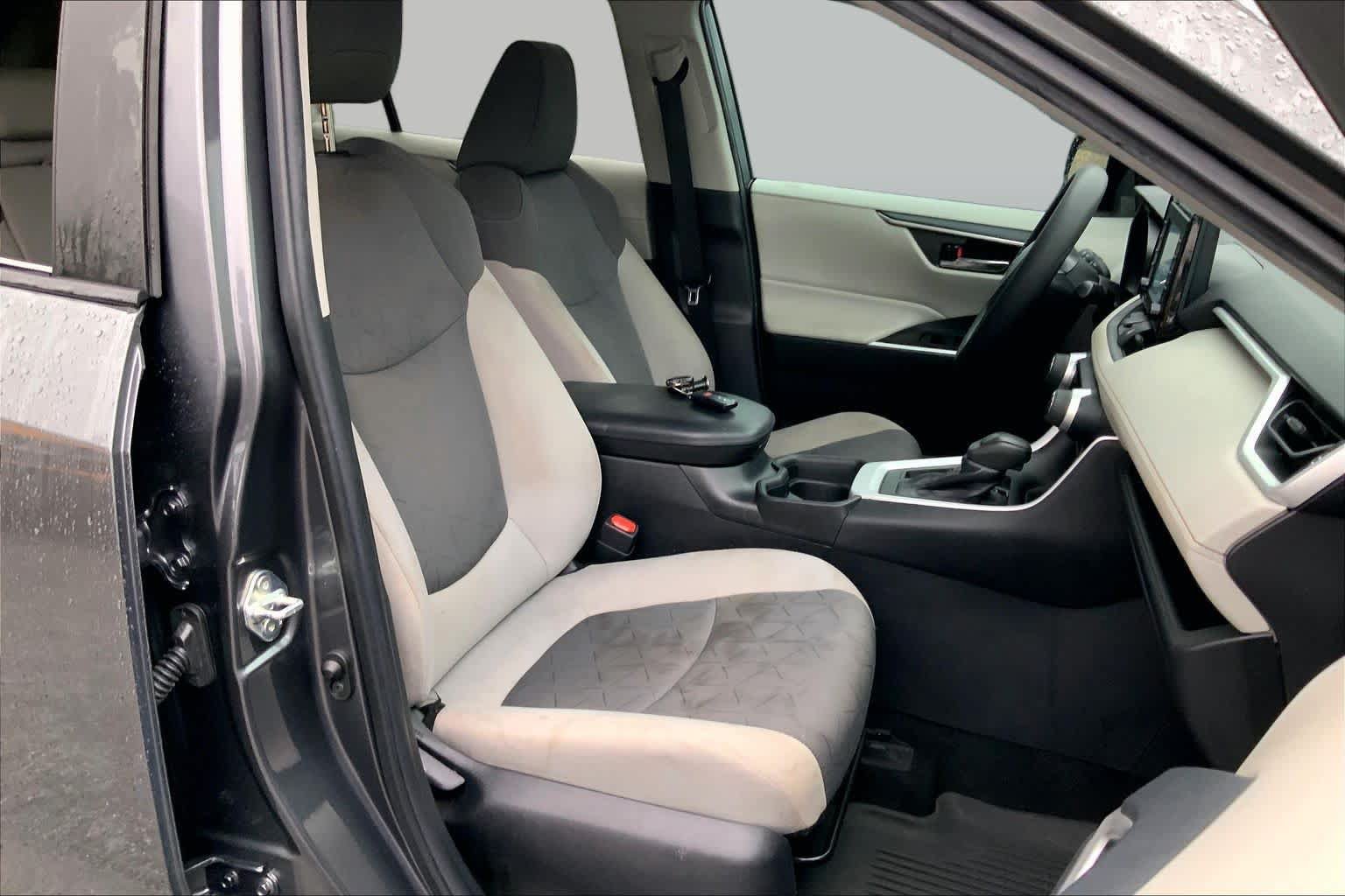 Used 2021 Toyota RAV4 XLE FWD image 9