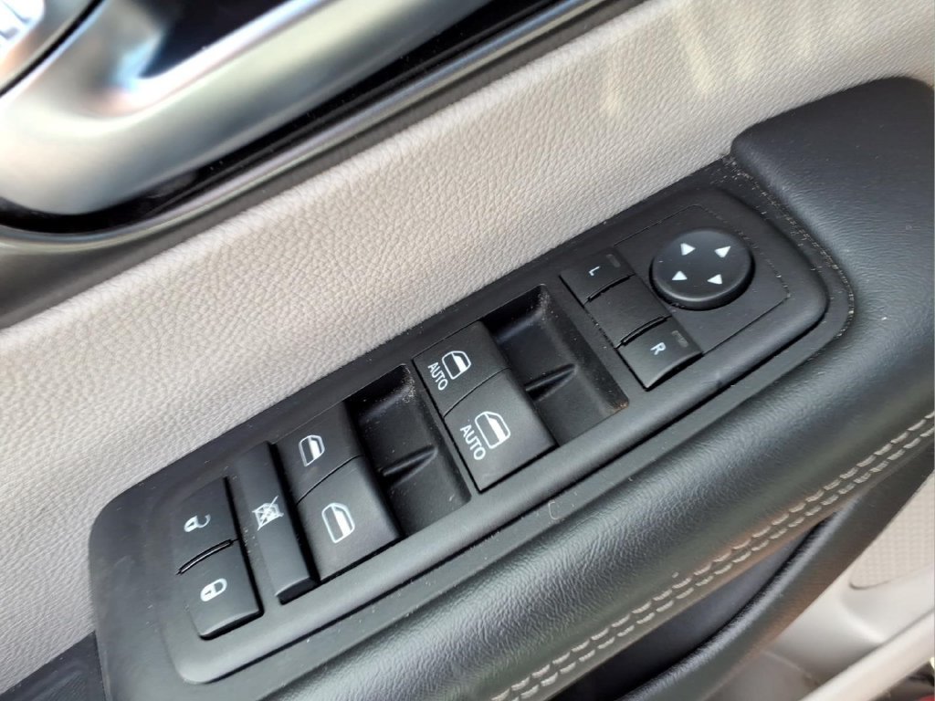 Used 2024 Chrysler Pacifica Limited FWD image 17