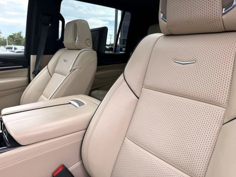 Used 2023 Cadillac Escalade ESV Premium Luxury AWD/4WD image 25