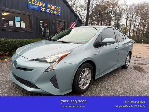 Used 2017 Toyota Prius Two image 1