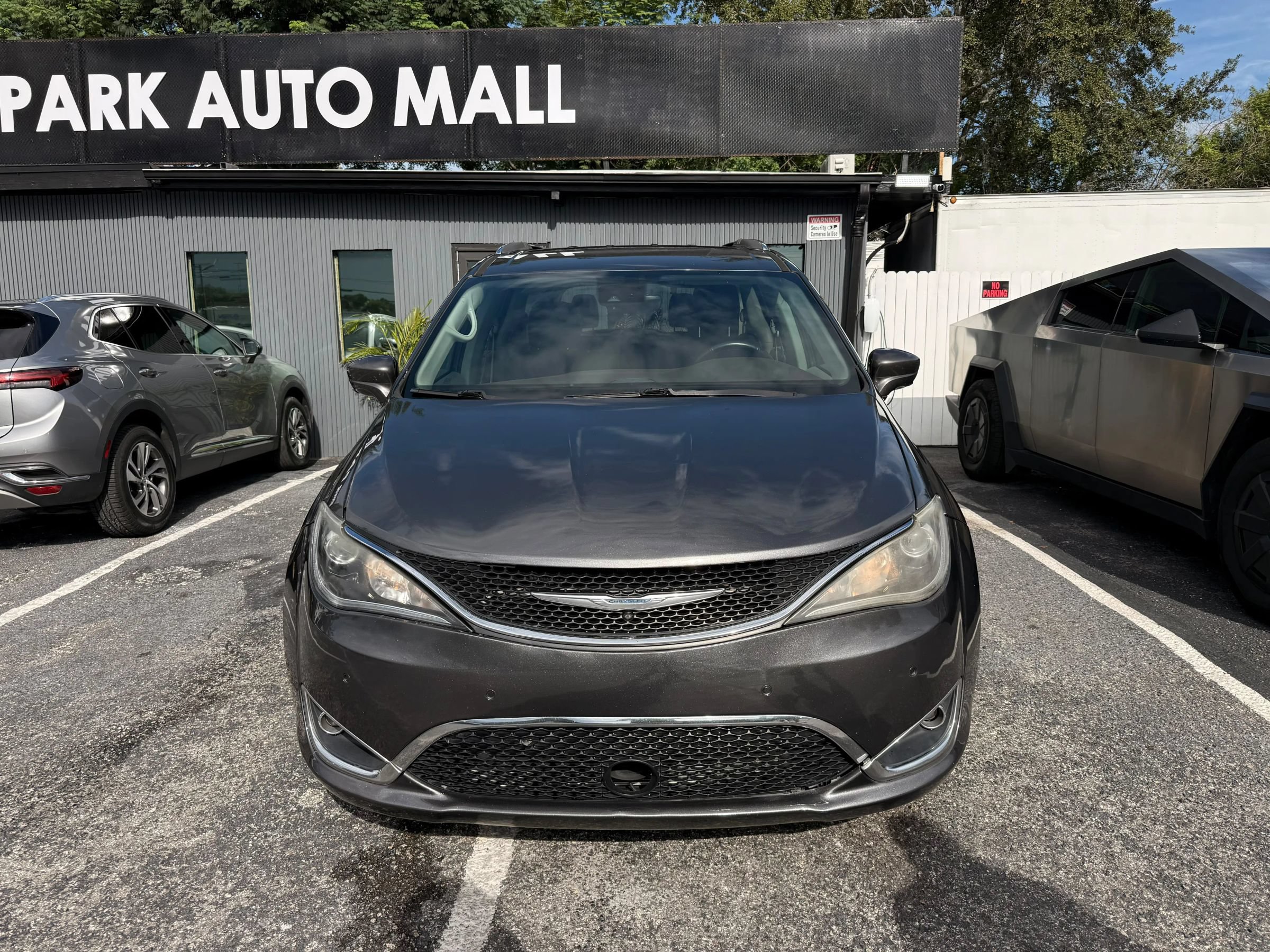 Used 2017 Chrysler Pacifica Touring-L Plus w/ Advanced Safetytec Group FWD image 2