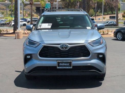 Used 2021 Toyota Highlander XLE AWD/4WD image 2