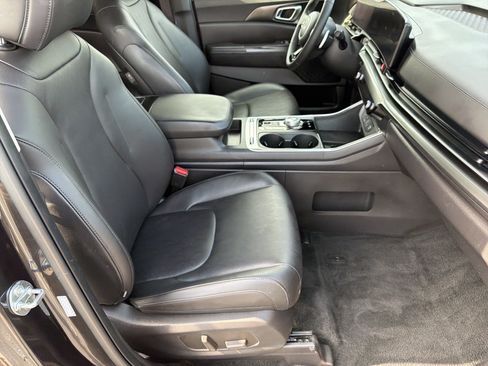 Used 2025 Kia Carnival SX w/ SX Dark Edition Package FWD image 11