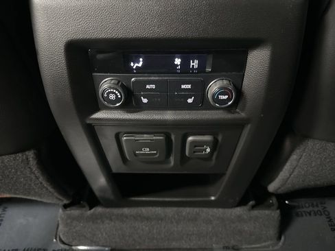 Used 2022 Chevrolet Traverse High Country AWD/4WD image 38