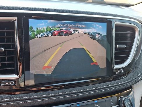 Used 2024 Chrysler Pacifica Limited FWD image 20