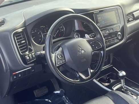 Used 2018 Mitsubishi Outlander GT AWD/4WD image 17