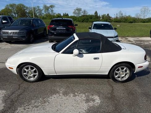 Used 1996 MAZDA MX-5 Miata RWD image 2