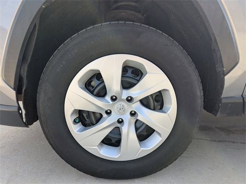 Used 2020 Toyota RAV4 LE image 9