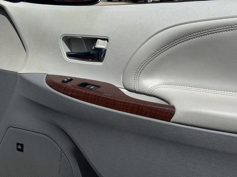Used 2013 Toyota Sienna Limited w/ Premium Pkg FWD image 29