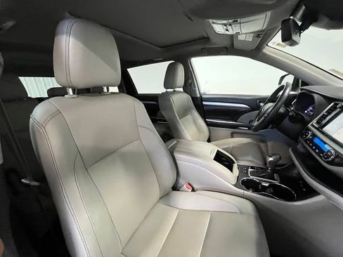 Used 2019 Toyota Highlander XLE AWD/4WD image 9